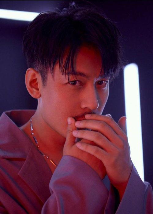 娱乐吃瓜的男艺人,揭秘男艺人背后的娱乐风云