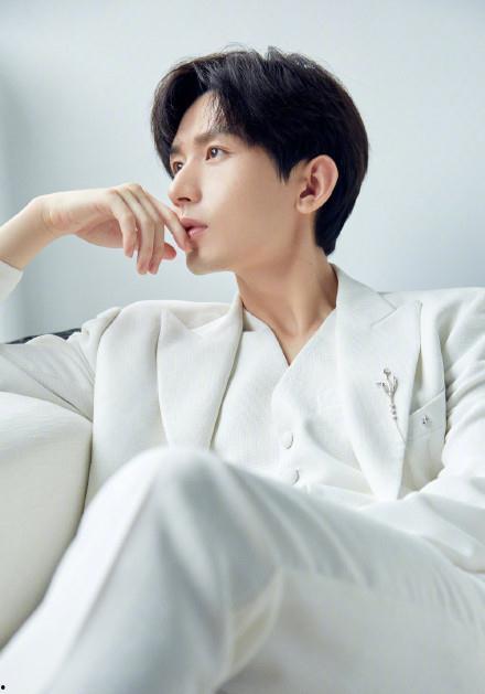 吃瓜人爆料成毅,瓜田里的明星，揭秘他的成长之路